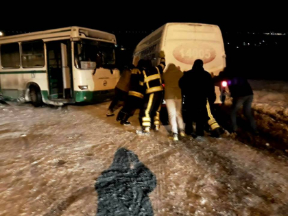 Din cauza stratului consistent de zapada care s-a asternut pe carosabil, mai multe vehicule, printre care camioane, autobuze, dar si un troleibuz au ramas impotmolite in zapada. Operatiunea salvatorilor - FOTO si VIDEO Din cauza stratului consistent de zapada care s-a asternut pe carosabil, mai multe vehicule, printre care camioane, autobuze, dar si un troleibuz au ramas impotmolite in zapada. Operatiunea salvatorilor - FOTO si VIDEO