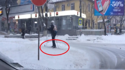 Pe schiuri,  prin Chisinau. Cum a fost surprins un barbat care incerca sa traverseze o strada din capitala - VIDEO