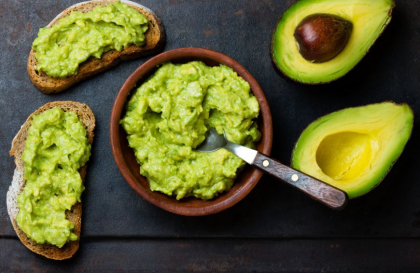 Pasta de avocado cu usturoi, gata in 5 minute