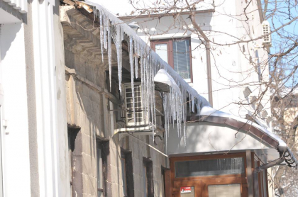 Din cauza zapezii si a gerului sute de turturi s-au instalat la stresinile cladirilor, iar oamenii sunt nevoiti sa se apere de gheata care poate cadea in orice moment - GALERIE FOTO