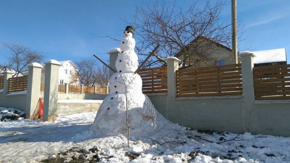 Locuitorii de la Capriana au cladit mormanele de omat pana au construit un om urias de zapada. Cum arata gigantul inghetat care are inaltimea de patru metri - GALERIE FOTO