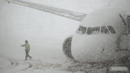 Cursa de avion Chisinau-Bucuresti a fost anulata, iar reponsabili de la aeroport afirma ca se intampla din cauza intemperiilor din Romania. Zeci de pasageri raman blocati pe aeroport