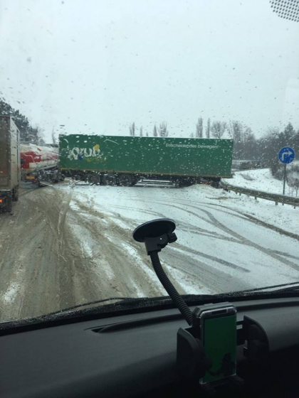 Din cauza zapezii, un camion a derapat si a ajuns de-a latul soselei in apropiere de Hancesti. In zona s-au format cozi de zeci de masini
GALERIE FOTO Din cauza zapezii, un camion a derapat si a ajuns de-a latul soselei in apropiere de Hancesti. In zona s-au format cozi de zeci de masini
GALERIE FOTO