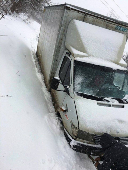Starea drumurilor. Traficul se desfasoara in conditii de iarna. Mai multe vehicule au derapat de pe sosele si a fost nevoie de interventia salvatorilor - GALERIE FOTO Starea drumurilor. Traficul se desfasoara in conditii de iarna. Mai multe vehicule au derapat de pe sosele si a fost nevoie de interventia salvatorilor - GALERIE FOTO