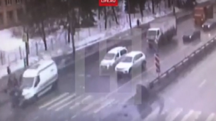 Imagini tulburatoare surprinse intr-un oras din Rusia. Mai multe persoane, lovite in plin de o ambulanta pe o trecere de pietoni. Cel putin doua persoane au avut de suferit - VIDEO