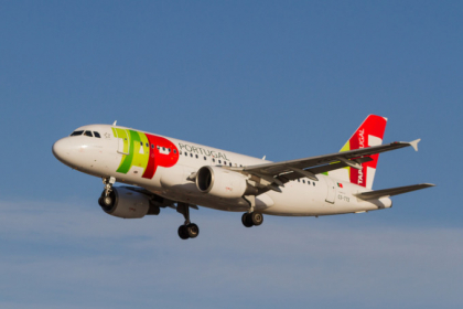 Peste 100 de pasageri au ramas blocati pe aeroportul din Stuttgart din cauza copilotului baut