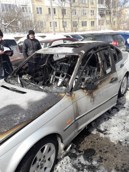 Un BMW, parcat in curtea unui bloc din sectorul Ciocana al capitalei, a ars in totalitate: flacarile s-au extins si asupra unui Mercedes. Iata cum arata acum bolidul - GALERIE FOTO