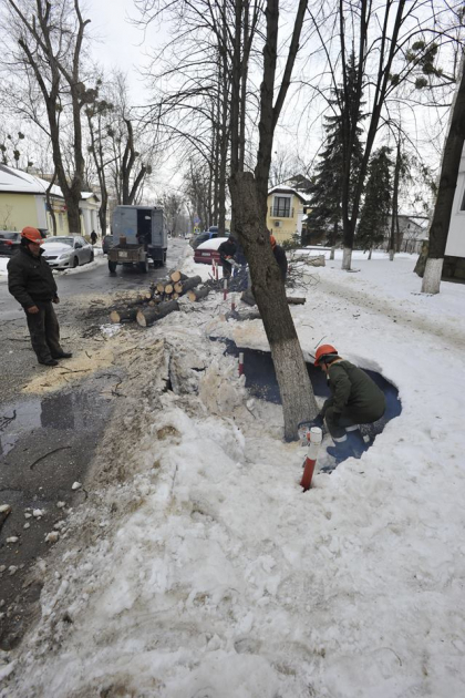S-a surpat pamantul pe o strada din capitala. Un crater imens, langa sediul PL - GALERIE FOTO S-a surpat pamantul pe o strada din capitala. Un crater imens, langa sediul PL - GALERIE FOTO