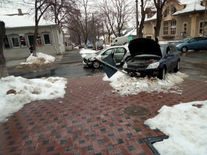 Doua automobile au fost grav avariate, dupa ce s-au ciocnit violent pe o strada din centrul capitalei. In zona s-au format ambuteiaje - GALERIE FOTO