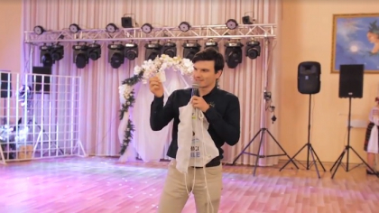 Cadou inedit de nunta! Doi tineri au primit de la cel mai bun prieten 10 mii de lei toti in bancnote de unu - VIDEO Cadou inedit de nunta! Doi tineri au primit de la cel mai bun prieten 10 mii de lei toti in bancnote de unu - VIDEO