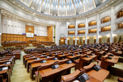 Sedinta solemna in Parlamentul roman dedicata unirii Romaniei cu Basarabia. Participa Candu si Filip. Presedinte Romaniei nu este prezent