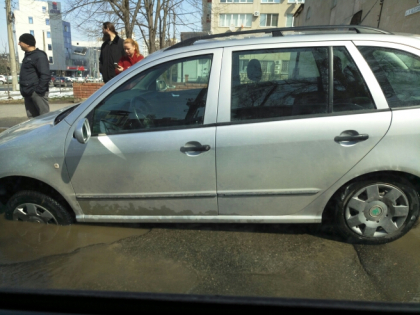 Sofer blocat in mijlocul drumului. Mergea cu masina pe o strada din centrul capitalei, a dat cu ea intr-o groapa si acum nu mai poate iesi de acolo - GALERIE FOTO Sofer blocat in mijlocul drumului. Mergea cu masina pe o strada din centrul capitalei, a dat cu ea intr-o groapa si acum nu mai poate iesi de acolo - GALERIE FOTO