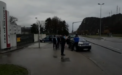 Un sofer a incercat sa intre cu masina intr-un grup de soldati francezi, langa Grenoble Un sofer a incercat sa intre cu masina intr-un grup de soldati francezi, langa Grenoble