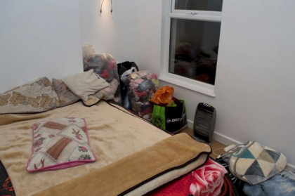 Imagini tulburatoare din apartamentul londonez in care 15 romani erau tinuti ca sclavi de un conational