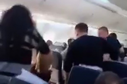 Bataie intre doi pasageri in avion, dupa ce unul dintre ei a urcat beat - FOTO Bataie intre doi pasageri in avion, dupa ce unul dintre ei a urcat beat - FOTO