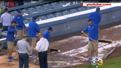 O teava s-a spart si a inceput sa inunde terenul, in timpul partidei echipei Los Angeles Dodgers. Apa a afectat primul rand al tribunelor O teava s-a spart si a inceput sa inunde terenul, in timpul partidei echipei Los Angeles Dodgers. Apa a afectat primul rand al tribunelor
