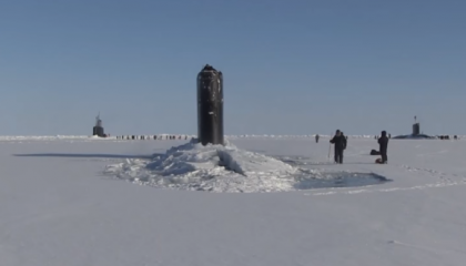 Momentul in care 3 submarine sparg gheata si ies la suprafata "in curtea lui Putin" - VIDEO Momentul in care 3 submarine sparg gheata si ies la suprafata "in curtea lui Putin" - VIDEO