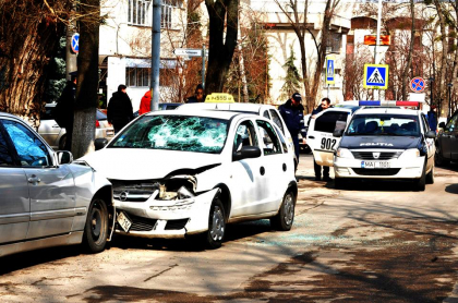 Momentul in care individul care a acrosat cateva masini, iar apoi si-a distrus propriul automobil cu o lopata, este retinut de politie - GALERIE FOTO Momentul in care individul care a acrosat cateva masini, iar apoi si-a distrus propriul automobil cu o lopata, este retinut de politie - GALERIE FOTO