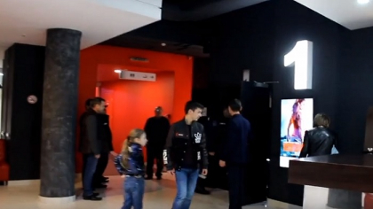 Momentul in care zeci de oameni sunt evacuati de pompieri, dintr-un cinematograf din centrul capitalei: a fost declansata alarma. Exercitiul IGSU - VIDEO