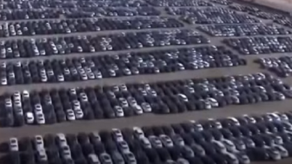 Cum arata parcarile gigantice ale Volkswagen unde sunt tinute cele 300.000 de vehicule rechemate in SUA - VIDEO