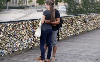 Dragostea distruge podurile din Paris. Campanie online impotriva lacatelor-simbol pe care cuplurile le lasa in urma