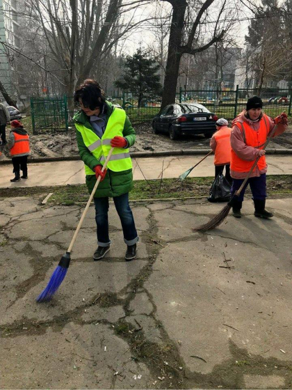 Silvia Radu cu o matura noua, iar muncitorii cu maturi mai vechi. Iata cum face ordine primarul interimar pe strazile din capitala - FOTO