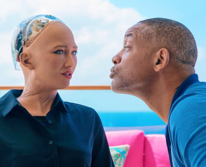 Reactia robotului Sophia atunci cand actorul Will Smith incearca sa o sarute - VIDEO Reactia robotului Sophia atunci cand actorul Will Smith incearca sa o sarute - VIDEO