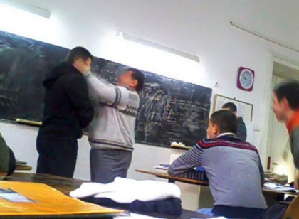 Profesor batut in clasa de doi elevi. Unul din ei i-a tras scaunul de la catedra. Ce a urmat