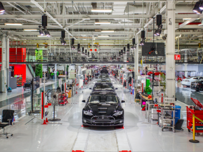 Problemele intampinate de Tesla in productia automobilului de serie Model 3 sunt provocate de roboti