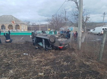Accident grav in satul Iurevca, Cimislia. O masina a intrat intr-un gard si s-a rasturnat. Soferul ar fi fost sub influenta substantelor narcotice - FOTO Accident grav in satul Iurevca, Cimislia. O masina a intrat intr-un gard si s-a rasturnat. Soferul ar fi fost sub influenta substantelor narcotice - FOTO