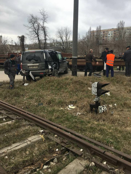 Un sofer, la volanul unui Jeep, a trecut pe rosu, la trecerea la nivel cu calea ferata si a fost lovit de un tren marfar, pe strada Albisoara - GALERIE FOTO