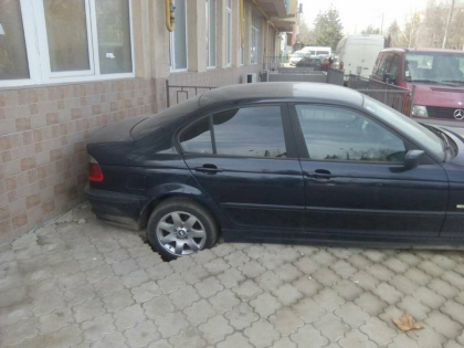 Sofer blocat intr-o parcare. S-a surpat pavajul in locul unde si-a lasat masina - GALERIE FOTO Sofer blocat intr-o parcare. S-a surpat pavajul in locul unde si-a lasat masina - GALERIE FOTO