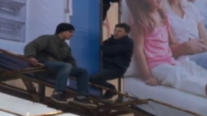 Tanarul, care de mai multe ori a amenintat ca se arunca in gol de pe cateva poduri din capitala si care a fost convins de Dorin Chirtoaca sa renunte la acest gest, a incercat si astazi sa sara de pe Viaduct