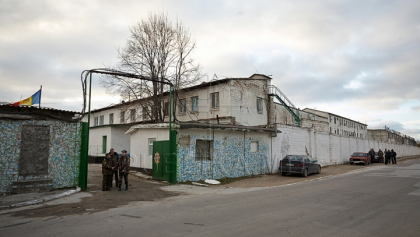 Cu wi-fi, telefoane mobile, fise de poker, rachiu si droguri in celule. Ce au gasit autoritatile in camerele unor detinuti din penitenciarul de la Lipcani