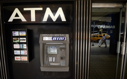La bancomat, ca la pacanele. Noroc si ghinion pentru un american. Cum era sa se imbogateasca din senin La bancomat, ca la pacanele. Noroc si ghinion pentru un american. Cum era sa se imbogateasca din senin
