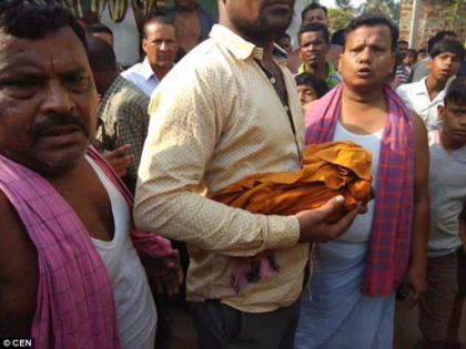 Caz terifiant in India. Un bebelus a fost gasit mort intr-o fantana, dupa ce a fost rapit de o maimuta - FOTO Caz terifiant in India. Un bebelus a fost gasit mort intr-o fantana, dupa ce a fost rapit de o maimuta - FOTO