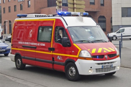 Trecator mort, dupa ce o femeie si fiica sa de doi ani au cazut de la etajul al optulea peste el