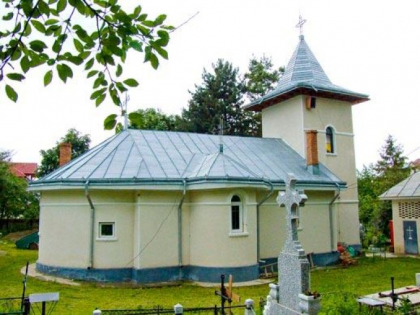 Cadavrul unei femei din Romania, ridicat de politisti din biserica, inainte de inmormantare Cadavrul unei femei din Romania, ridicat de politisti din biserica, inainte de inmormantare