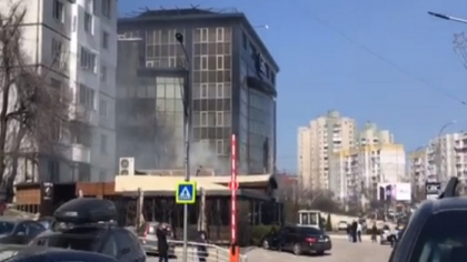 Un nor de fum a putut fi vazut deasupra unui local, aflat langa cladirea GBC. S-a aprins grasimea de pe hota. Pompierii, chemati sa stinga flacarile - VIDEO
