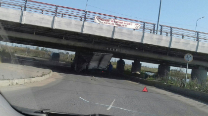"Camionetele nu vor trece". 144 de autovehicule au ignorat avertismentul plasat pe un pod din Sankt Petersburg si-au incercat sa treaca pe acolo - FOTO "Camionetele nu vor trece". 144 de autovehicule au ignorat avertismentul plasat pe un pod din Sankt Petersburg si-au incercat sa treaca pe acolo - FOTO