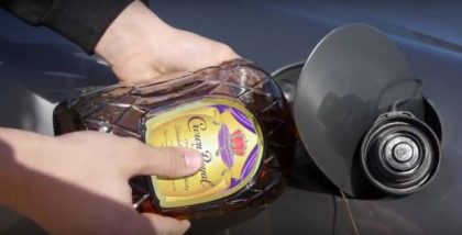 A turnat whiskey in rezorvul masinii. Ce s-a intamplat cand a pornit motorul - VIDEO A turnat whiskey in rezorvul masinii. Ce s-a intamplat cand a pornit motorul - VIDEO