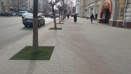 Au inceput pregatirile de Paste. In centrul capitalei muncitorii s-au pus pe treaba: au vopsit jardinierele din beton si au asternut iarba in jurul copacilor din preajma Primariei - GALERIE FOTO