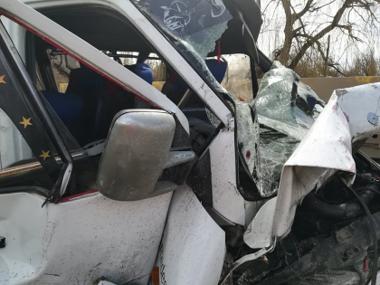 Cu greu iti poti imagina ca acolo se aflau oameni - asa arata microbuzul de pe ruta Varnita - Chisinau, in care erau 22 de pasageri, dintre care 16 au fost transportati la spital - GALERIE FOTO