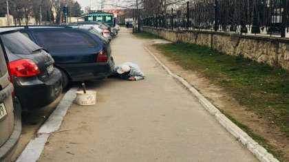 Imaginea zilei. Un muncitor, surprins cum se baga sub o masina pentru a da cu var o bordura din preajma Univesitatii de Stat - FOTO Imaginea zilei. Un muncitor, surprins cum se baga sub o masina pentru a da cu var o bordura din preajma Univesitatii de Stat - FOTO