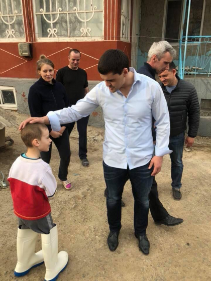 Pe drumurile pe care nu se vede nici urma de asfalt, Constantin Tutu umbla si imparte oamenilor cizme de cauciuc - GALERIE FOTO