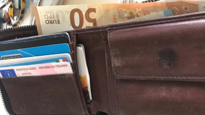 Zeci de italieni cer numarul de telefon al moldoveanului care a gasit portofelul unui jurnalist italian si i l-a returnat, pentru a-i oferi de lucru: "Oamenii cinstiti lucreaza extrem de bine. Ai dat peste un inger" "Ar trebui sa fie presedinte"