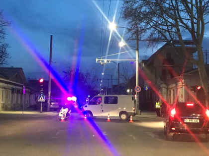Un barbat a ajuns la spital dupa ce motocicleta pe care o conducea s-a ciocnit violent cu un automobil pe o strada din capitala - FOTO