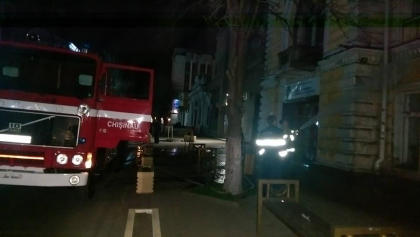 Pregatiri pe ultima suta de metri inainte de Paste. Momentul in care mai multi pompieri stropesc cu apa cladirea primariei: ca sa fie curata - GALERIE FOTO Pregatiri pe ultima suta de metri inainte de Paste. Momentul in care mai multi pompieri stropesc cu apa cladirea primariei: ca sa fie curata - GALERIE FOTO