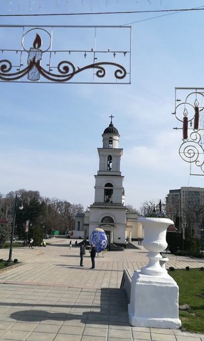 In acest an, capitala imbraca vesminte noi de sarbatoare, chiar cu o zi inainte de Pasti. Oua uriase au inceput sa apara in scuarul catedralei. Cum arata acestea - FOTO In acest an, capitala imbraca vesminte noi de sarbatoare, chiar cu o zi inainte de Pasti. Oua uriase au inceput sa apara in scuarul catedralei. Cum arata acestea - FOTO