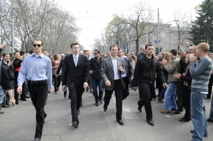 Imagini cu Vlad Filat, Alexandru Jizdan, Eugen Sturza, Dorin Chirtoaca, Chiril Lucinschi si alti politicieni la "revolutia" care acum 9 ani a rasturnat guvernarea. Cum au fost surprinsi la 7 aprilie 2009 - GALERIE FOTO